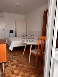 Habitacion 1 panoramica mesa mueble cama armario