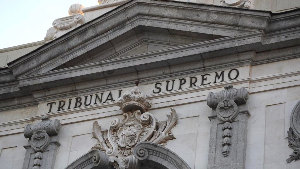 ¿El propietario puede quitar los suministros al okupa?