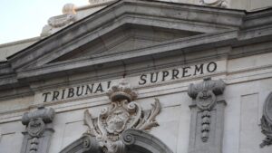 ¿El propietario puede quitar los suministros al okupa?