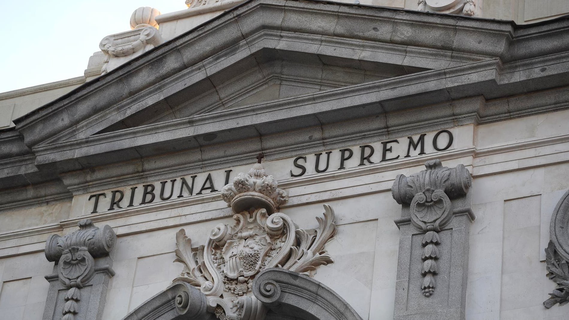 ¿El propietario puede quitar los suministros al okupa?